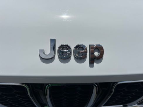 Used 2023 Jeep Grand Cherokee Overland w/ Luxury Tech Group IV AWD/4WD image 23