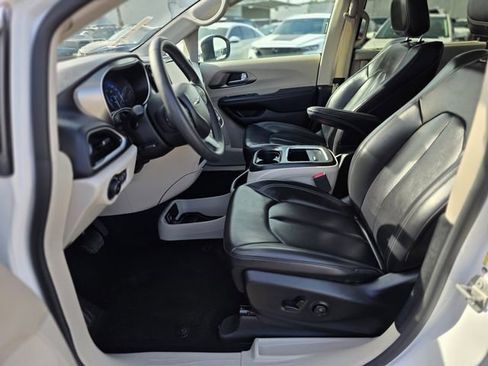 Used 2023 Chrysler Pacifica Touring-L image 16