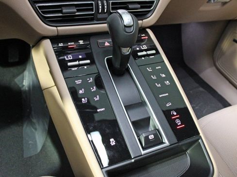 Certified 2025 Porsche Macan image 27