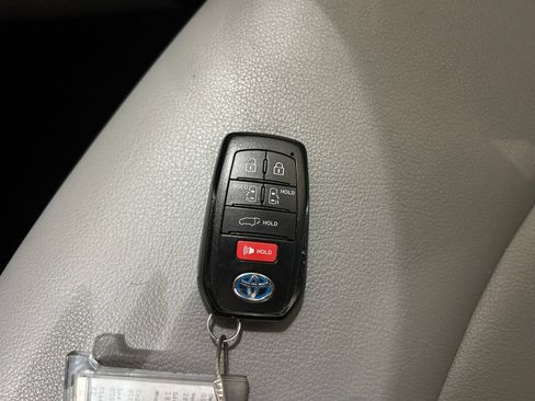 Used 2025 Toyota Sienna XLE FWD image 17
