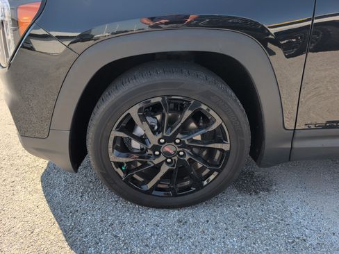 Used 2024 GMC Terrain SLE w/ Driver Convenience Package FWD image 2