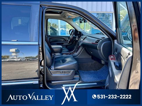 Used 2011 Cadillac Escalade ESV Premium image 17