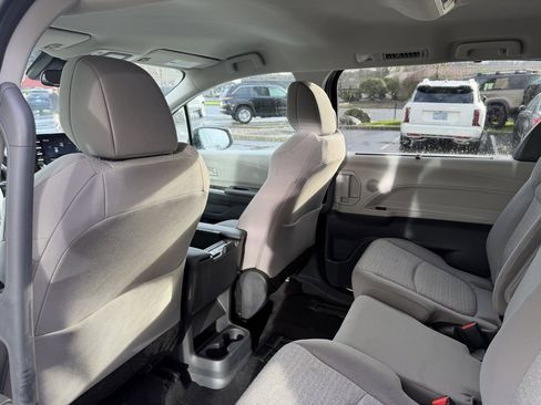 Used 2024 Toyota Sienna LE image 29