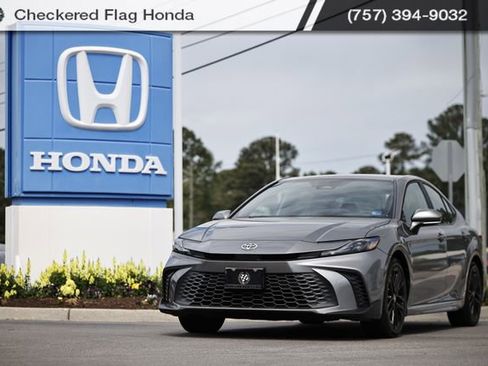 Used 2025 Toyota Camry SE FWD image 1