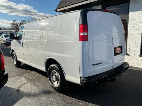 Used 2018 Chevrolet Express 3500 w/ Driver Convenience Package image 5