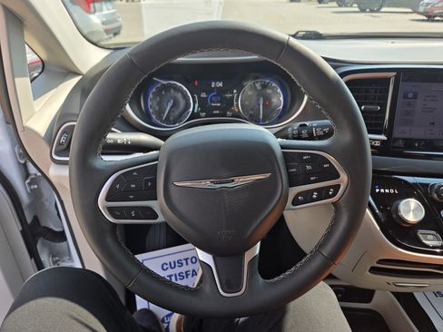 Used 2024 Chrysler Pacifica Touring-L FWD image 9