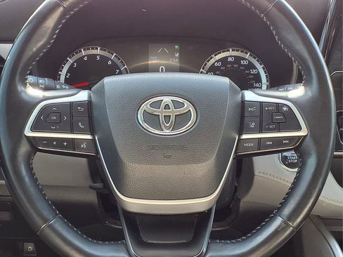 Used 2022 Toyota Highlander LE image 18
