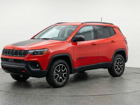 Used 2025 Jeep Compass Trailhawk AWD/4WD image 3