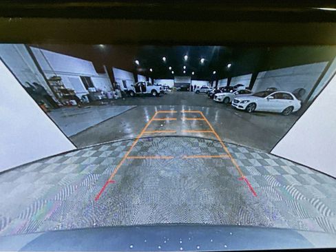 Used 2023 Chevrolet Traverse LT image 16