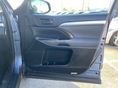 Used 2019 Toyota Highlander LE w/ Carpet Mat Package (TMS) FWD image 25