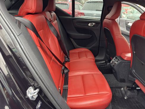 Used 2019 Volvo XC40 T5 Momentum image 14