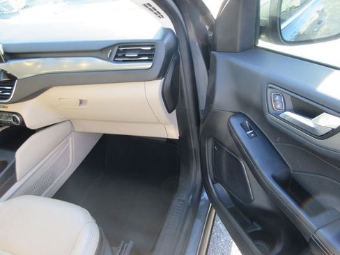 Used 2022 Ford Escape Titanium image 20