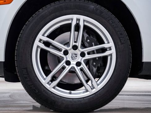 Certified 2025 Porsche Macan image 12