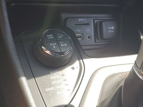 Used 2016 Jeep Cherokee Trailhawk w/ Cold Weather Group AWD/4WD image 29