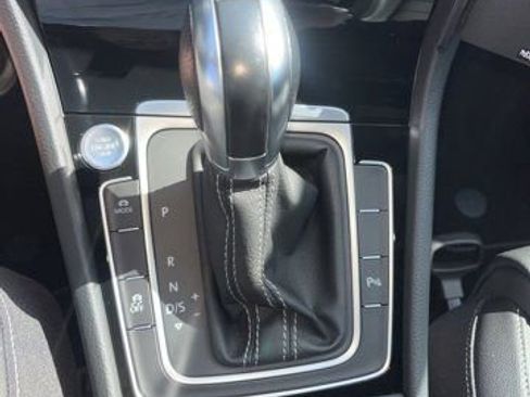 Used 2017 Volkswagen Golf R 4-Door image 2