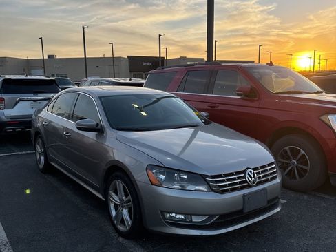 Used 2013 Volkswagen Passat TDI SE image 2