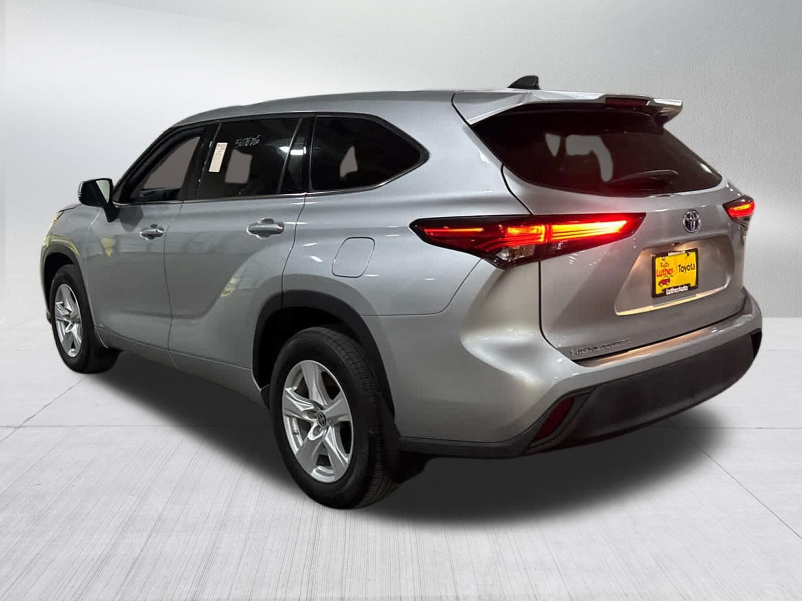 Used 2022 Toyota Highlander LE AWD/4WD image 4