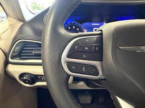 Used 2023 Chrysler Pacifica Touring-L FWD image 21