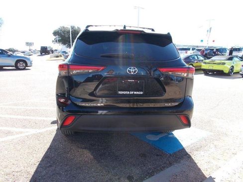 Used 2021 Toyota Highlander XLE image 4