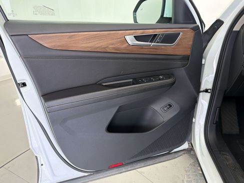 Used 2025 Volkswagen Atlas SE FWD image 12