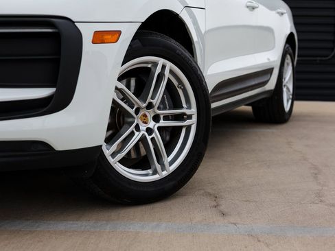 Certified 2022 Porsche Macan image 12