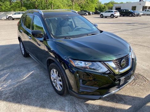 Used 2020 Nissan Rogue SV image 2
