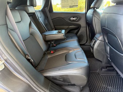 Used 2022 Jeep Cherokee Trailhawk w/ Comfort/Convenience Group AWD/4WD image 36
