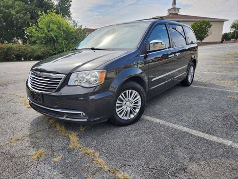 Used 2015 Chrysler Town & Country Touring-L w/ Driver Convenience Group FWD image 3