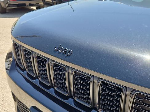 Used 2024 Jeep Grand Cherokee Altitude AWD/4WD image 13