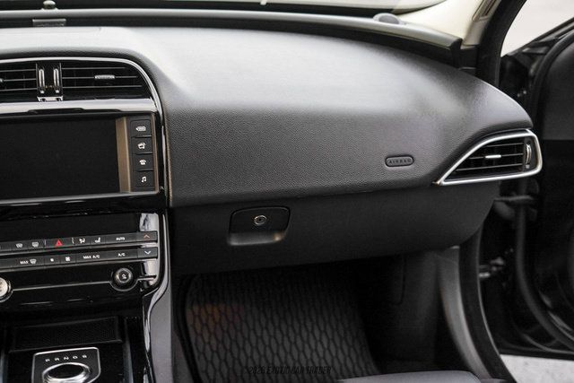 Used 2018 Jaguar XE Premium AWD/4WD image 68