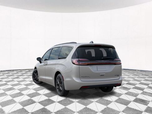New 2026 Chrysler Pacifica Limited image 4