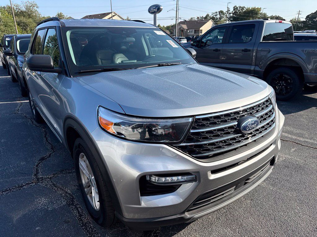 Used 2024 Ford Explorer XLT w/ Equipment Group 202A AWD/4WD image 2