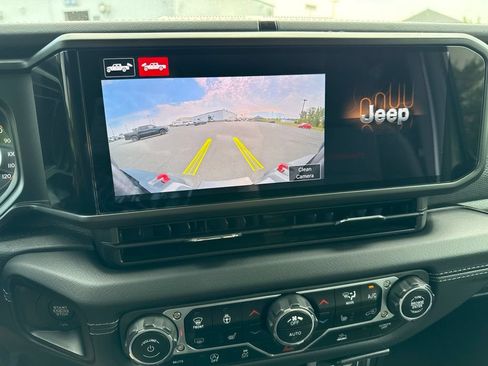 Used 2024 Jeep Gladiator Rubicon w/ Technology Group AWD/4WD image 30