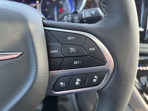 Used 2024 Chrysler Pacifica Limited FWD image 23