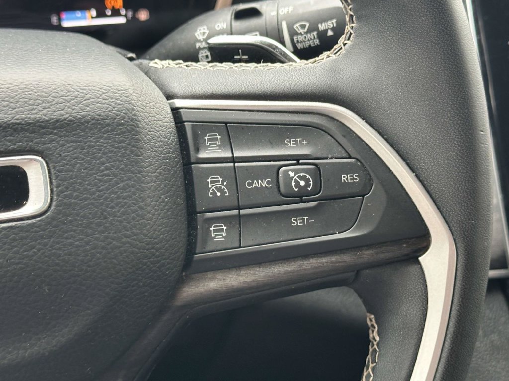 Used 2023 Jeep Grand Cherokee L Limited AWD/4WD image 22