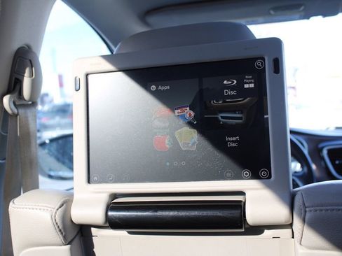 Used 2018 Chrysler Pacifica Touring-L Plus w/ Tire & Wheel Group image 29