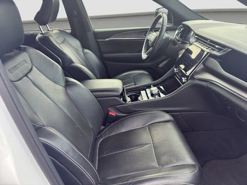 Used 2022 Jeep Grand Cherokee Overland w/ Luxury Tech Group IV AWD/4WD image 9