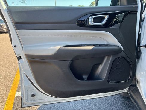 Used 2024 Jeep Compass Limited image 12