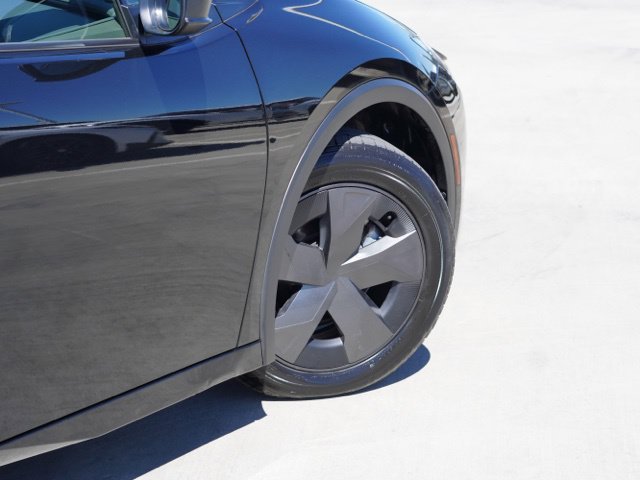 Certified 2025 Toyota Prius LE FWD image 9