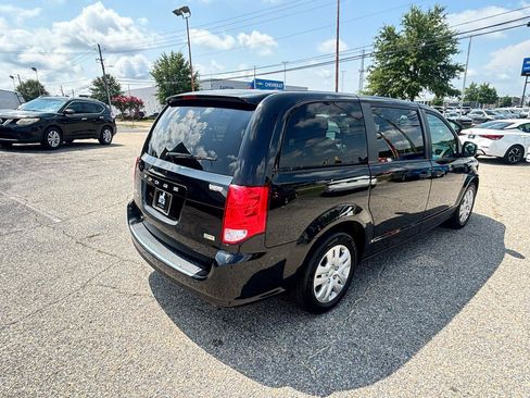 Used 2019 Dodge Grand Caravan SE FWD image 28