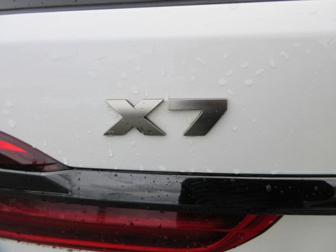 Used 2021 BMW X7 M50i image 8