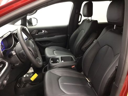 New 2026 Chrysler Pacifica Select image 8