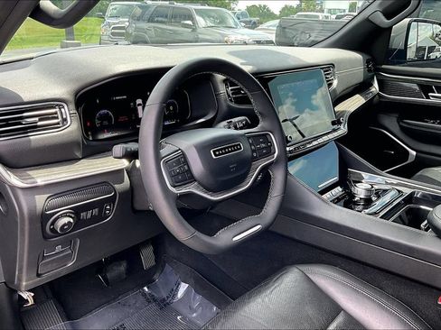 Used 2022 Jeep Wagoneer Series III RWD image 18