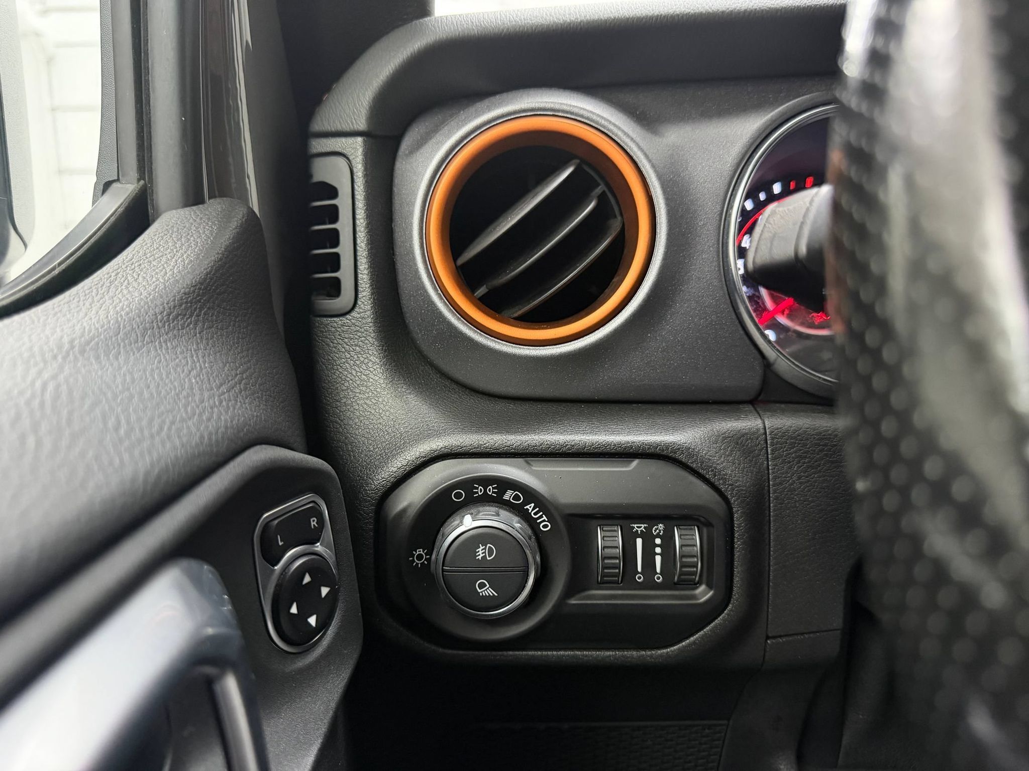 Used 2021 Jeep Gladiator Mojave AWD/4WD image 32