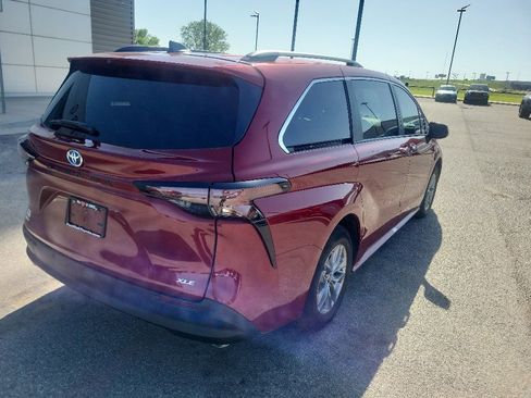 Used 2025 Toyota Sienna XLE FWD image 3
