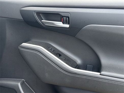 Used 2023 Toyota Highlander XLE image 31