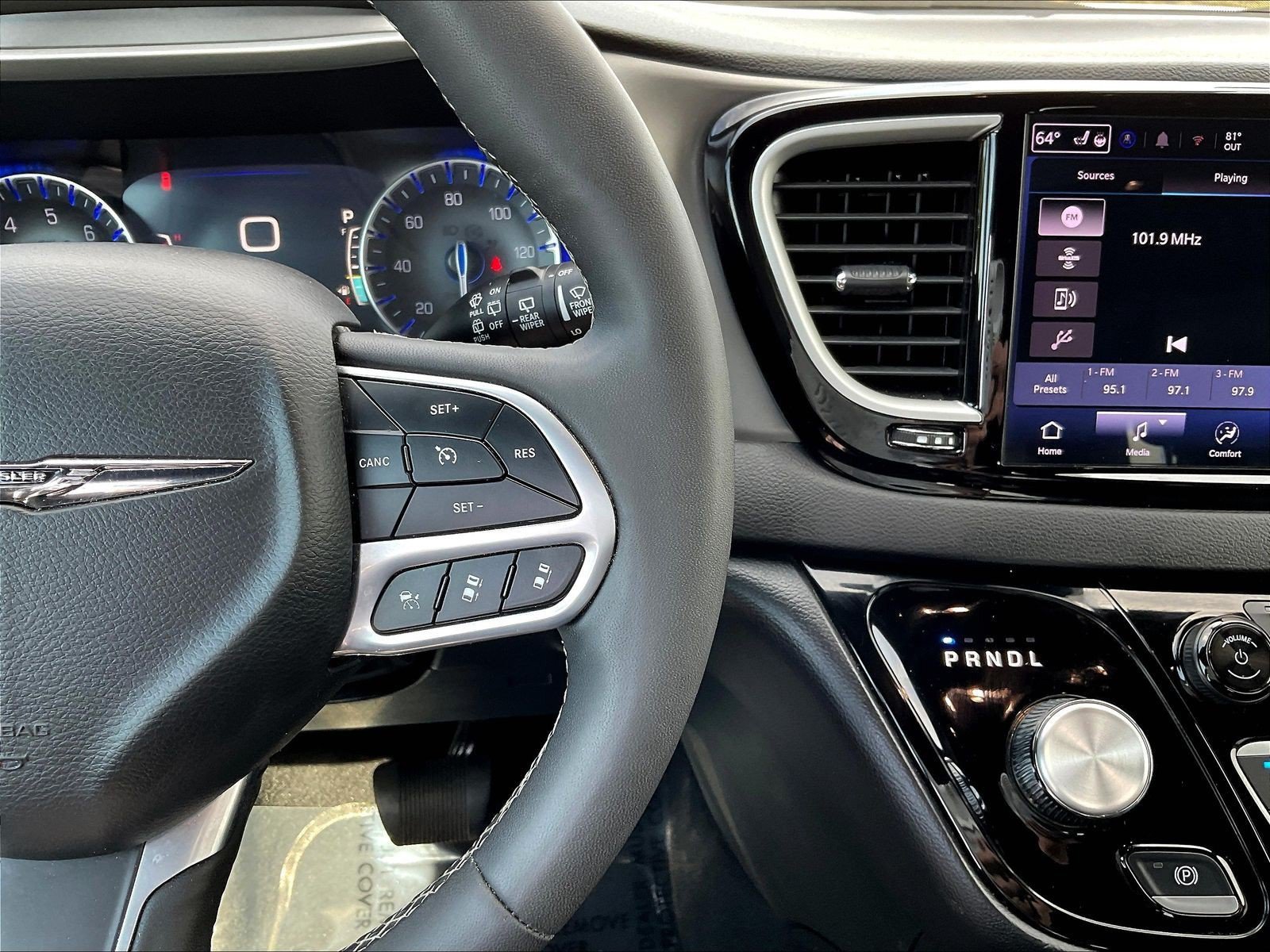 Used 2025 Chrysler Pacifica Select FWD image 13