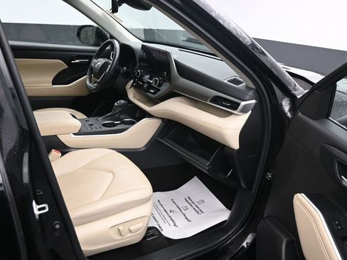 Used 2023 Toyota Highlander XLE image 14