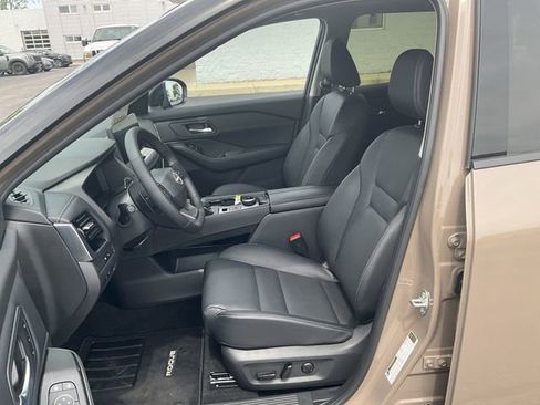 Used 2025 Nissan Rogue SL w/ Tech Package AWD/4WD image 11