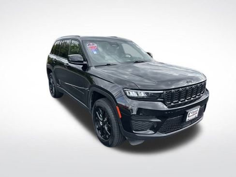 Used 2024 Jeep Grand Cherokee Altitude image 8